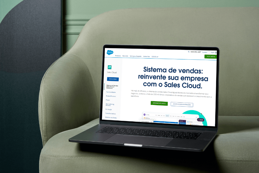 Tela de computador mostrando a plataforma Sales Cloud, da Salesforce